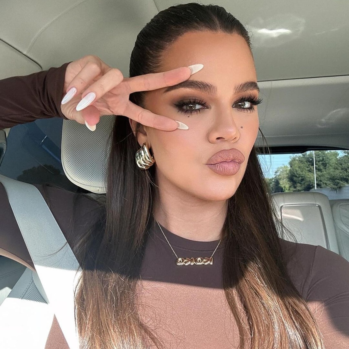 Khloe Kardashian แบ่งปันภาพการฉีดใบหน้าหลังการกำจัดเนื้องอก