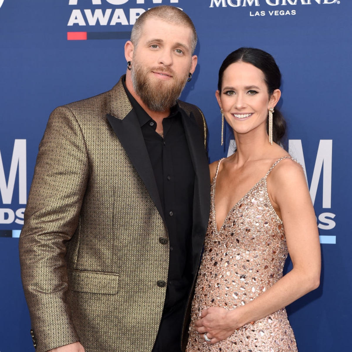 Esposa do cantor country Brantley Gilbert dá à luz em ônibus de turnê no meio do show