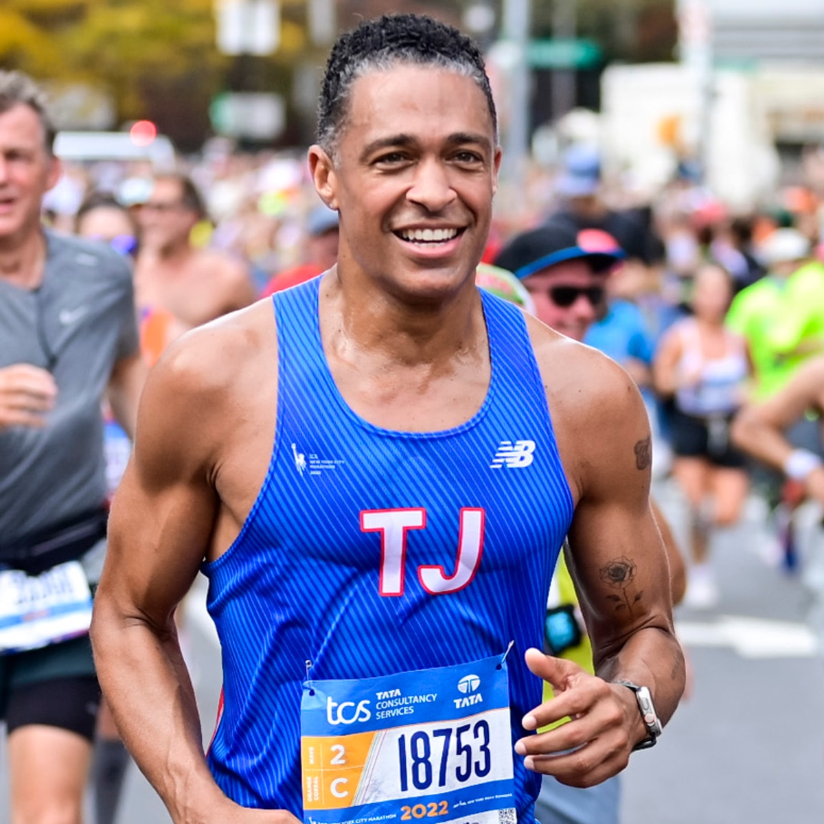 T.J. Holmes dính chấn thương khi chạy Chicago Marathon cùng Amy Robach