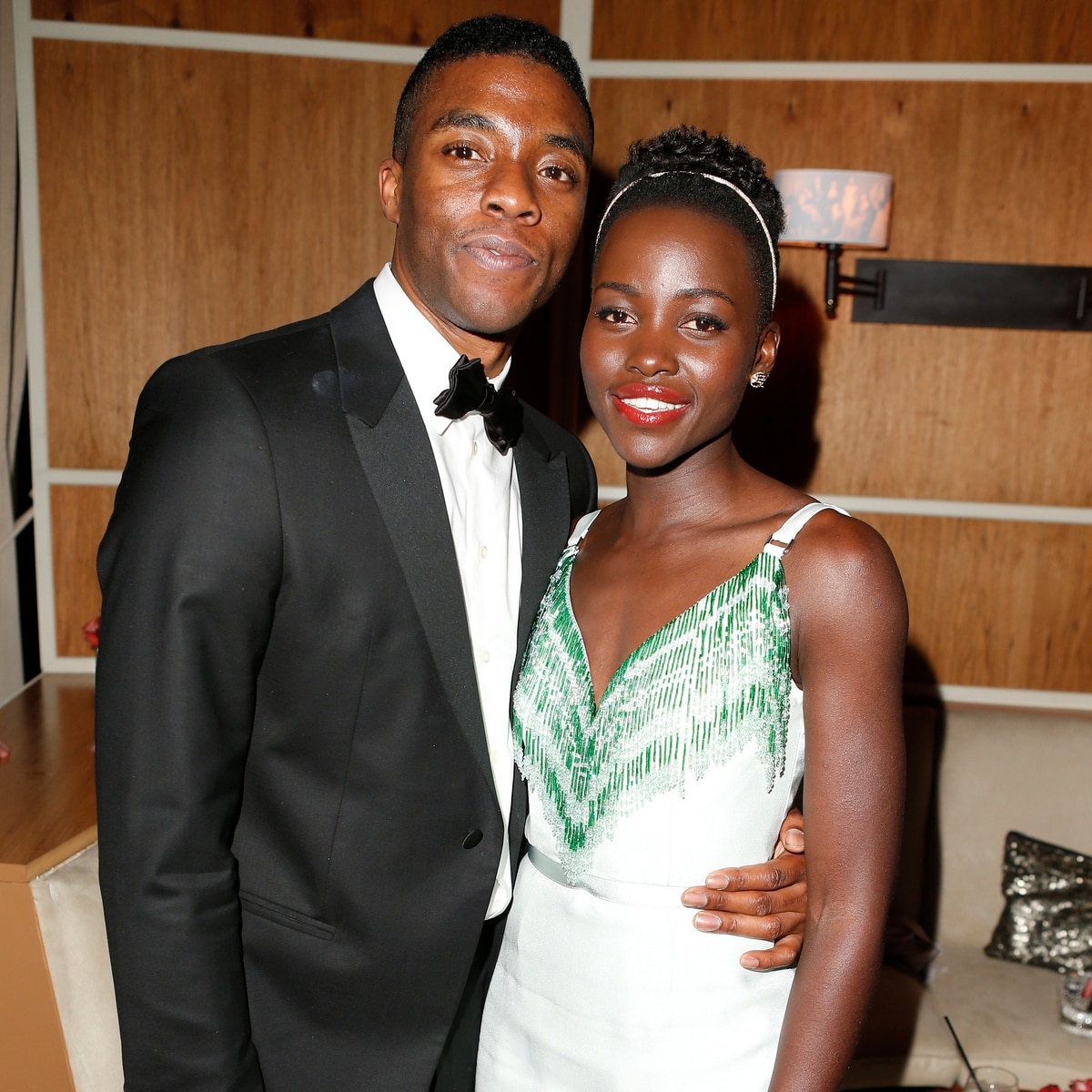 Lupita Nyong'o weint, während sie über den Tod von Chadwick Boseman trauert