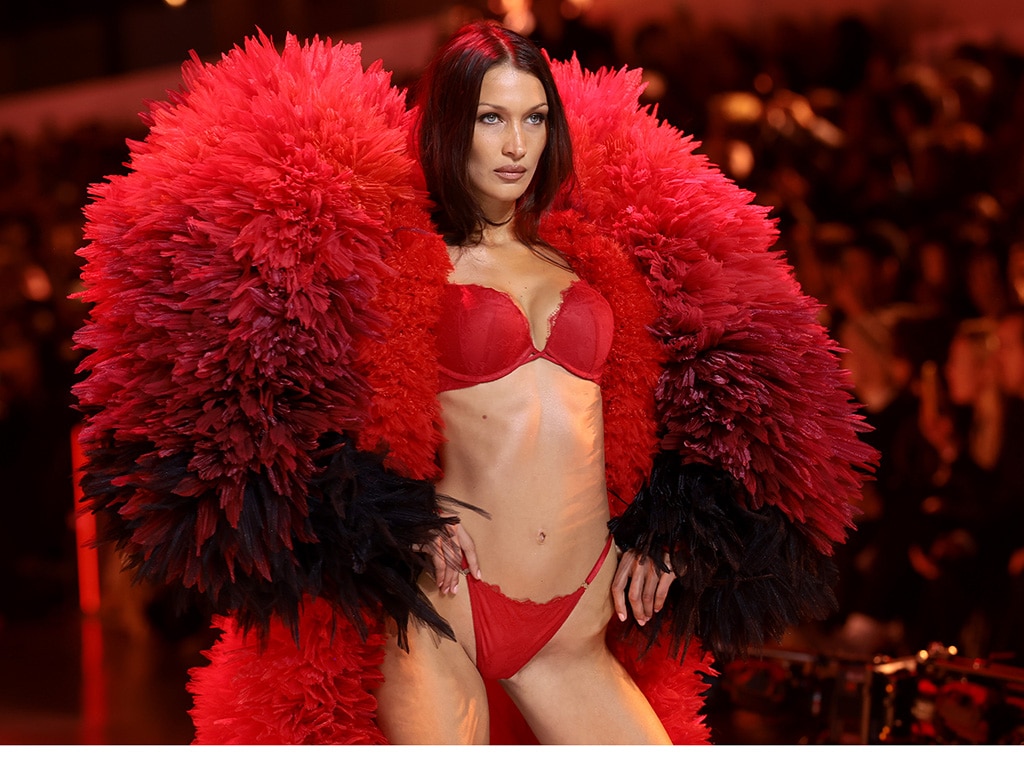 벨라 하디드(Bella Hadid)가 빅토리아 시크릿 패션쇼에 천사처럼 복귀했습니다.