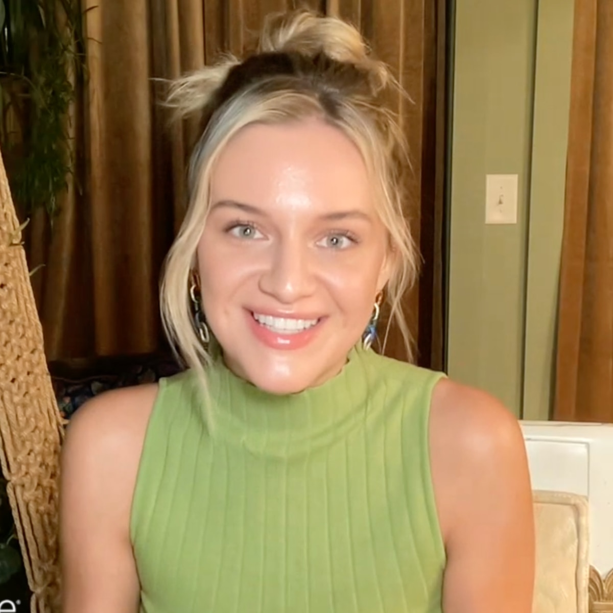 shop_kelsea ballerini talkshoplive screengrab_thumbnail