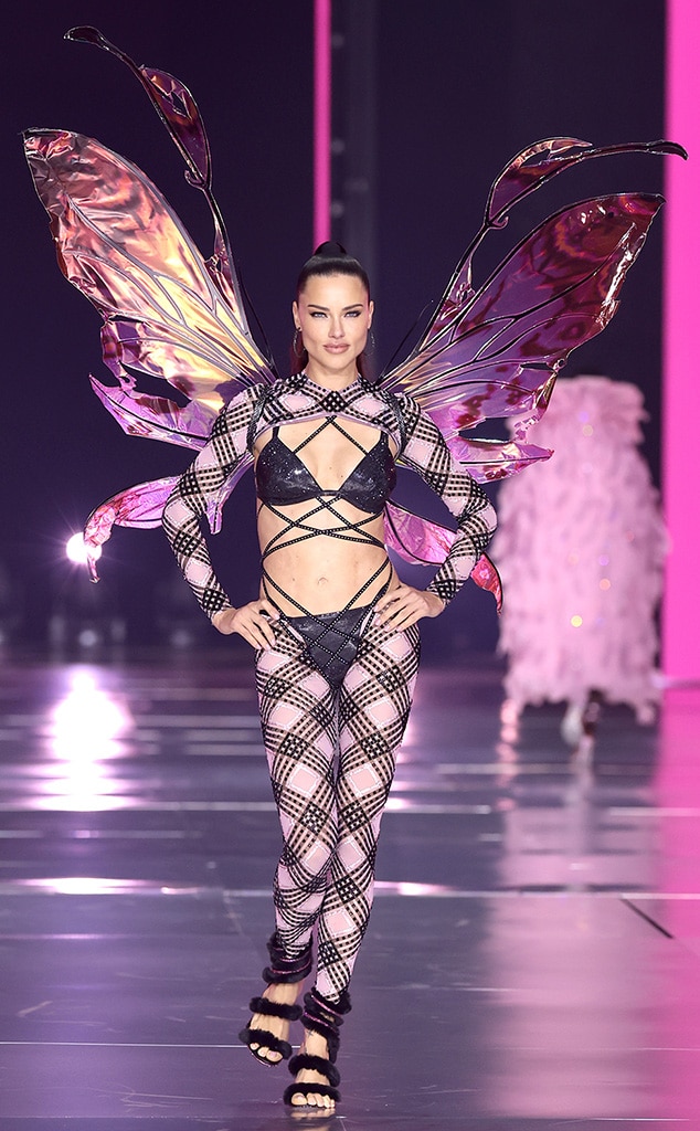 Mika Schneider ปรบมือหลังเดินแฟชั่นโชว์ Victoria's Secret