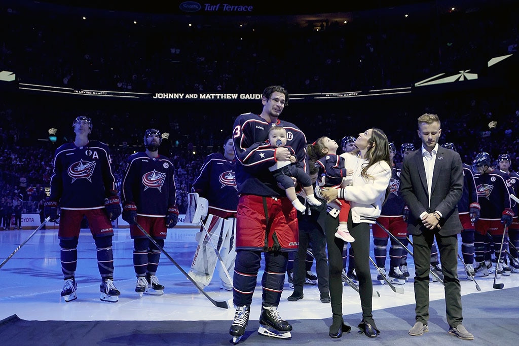 Johnny e Matthew Gaudreau homenageados pela equipe da NHL semanas após as mortes