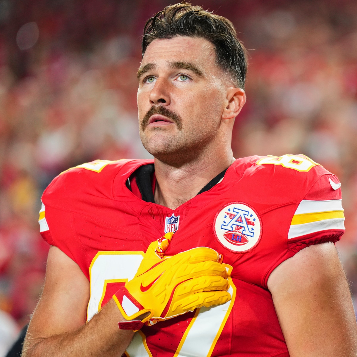 Travis Kelce, Grotesquerie를 위한 충격적인 Mullet 변신 데뷔