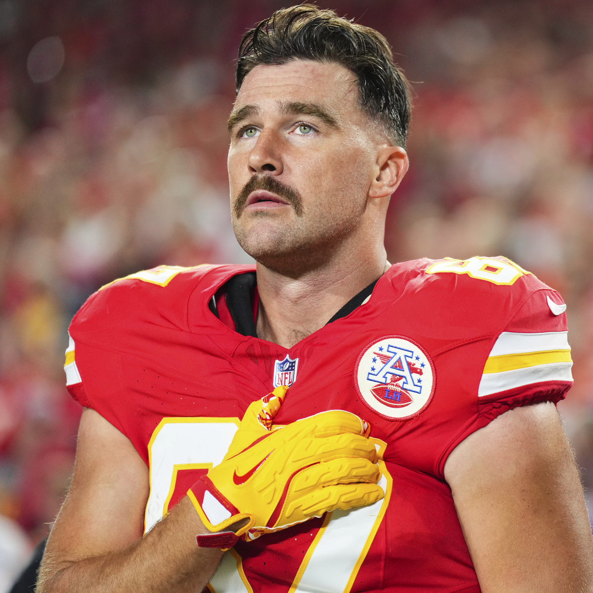 Travis Kelce estrena sorprendente transformación de salmonete para Grotesquerie