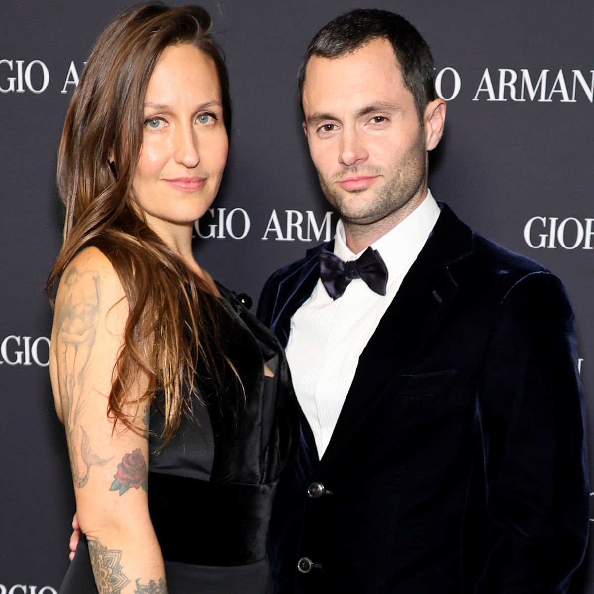 Penn Badgley และภรรยา Domino Kirke ปรากฏตัวบนพรมแดงที่หายาก