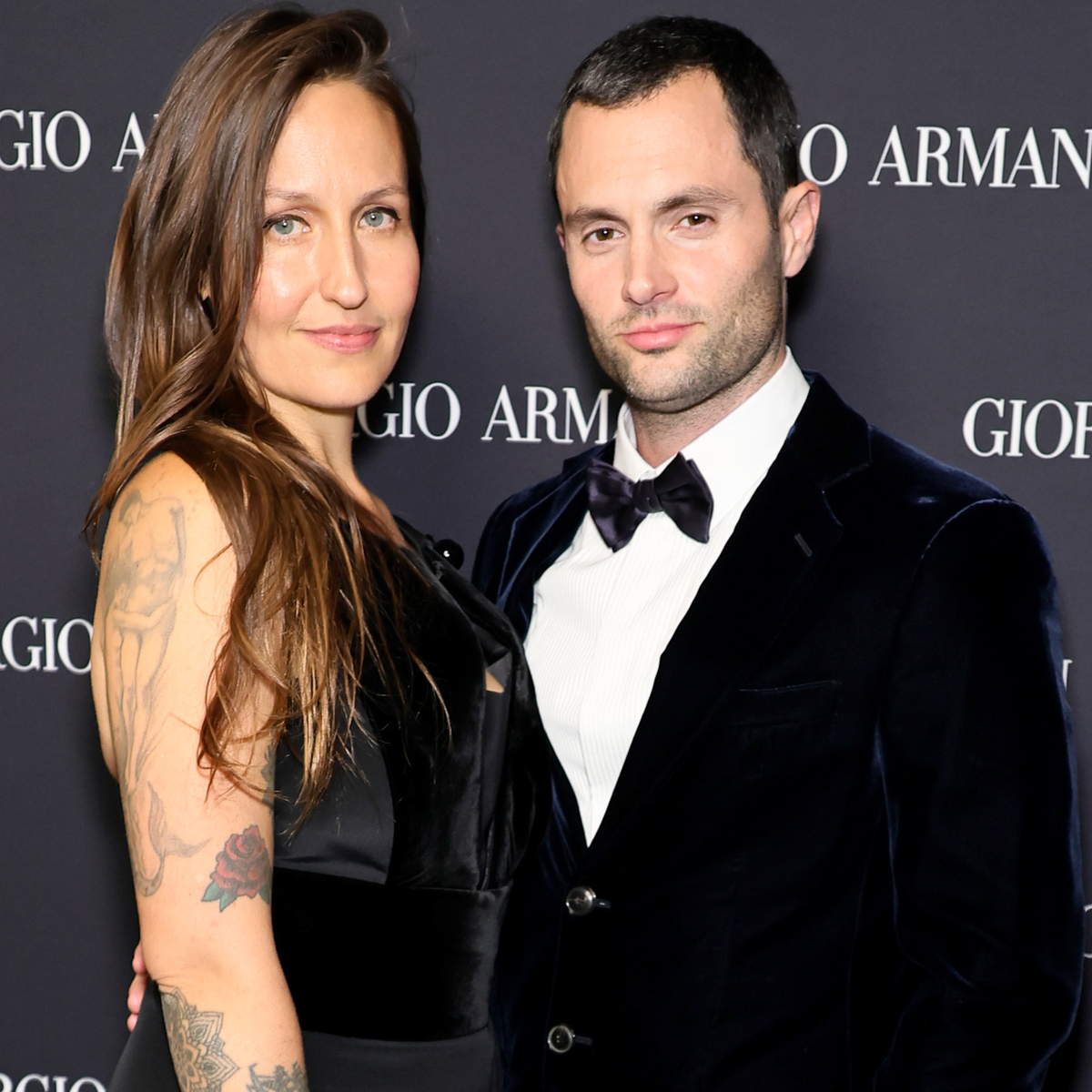 Penn Badgley y su esposa Domino Kirke hacen una rara aparición en la alfombra roja