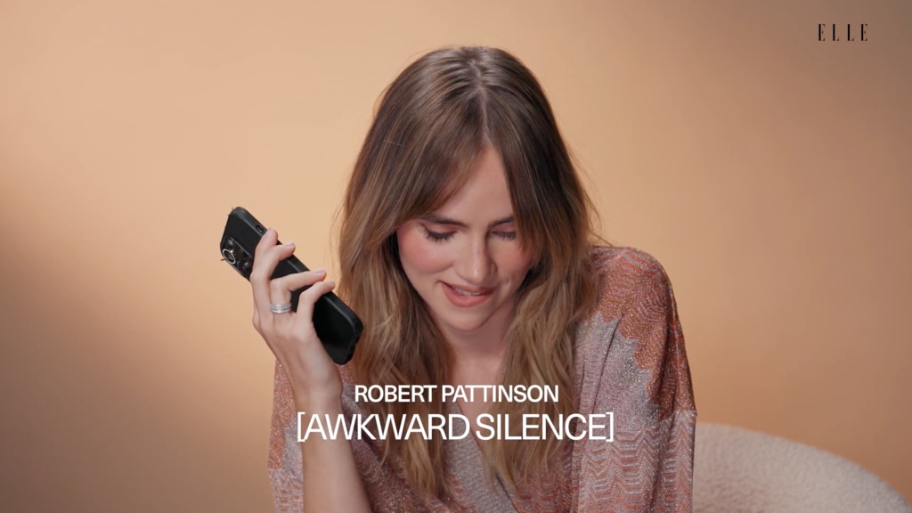 Robert Pattinson คิดว่า Suki Waterhouse "บ้าไปแล้ว" ใน Prank Call