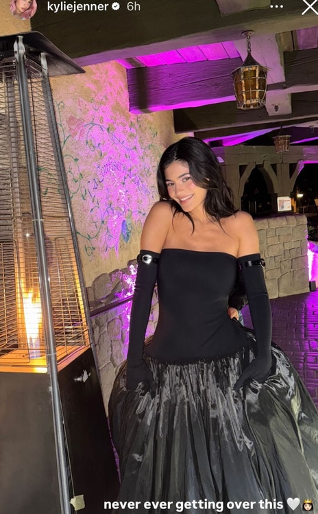 Kylie Jenner chia sẻ cái nhìn thoáng qua về buổi ra mắt người mẫu tại Tuần lễ thời trang Paris của cô