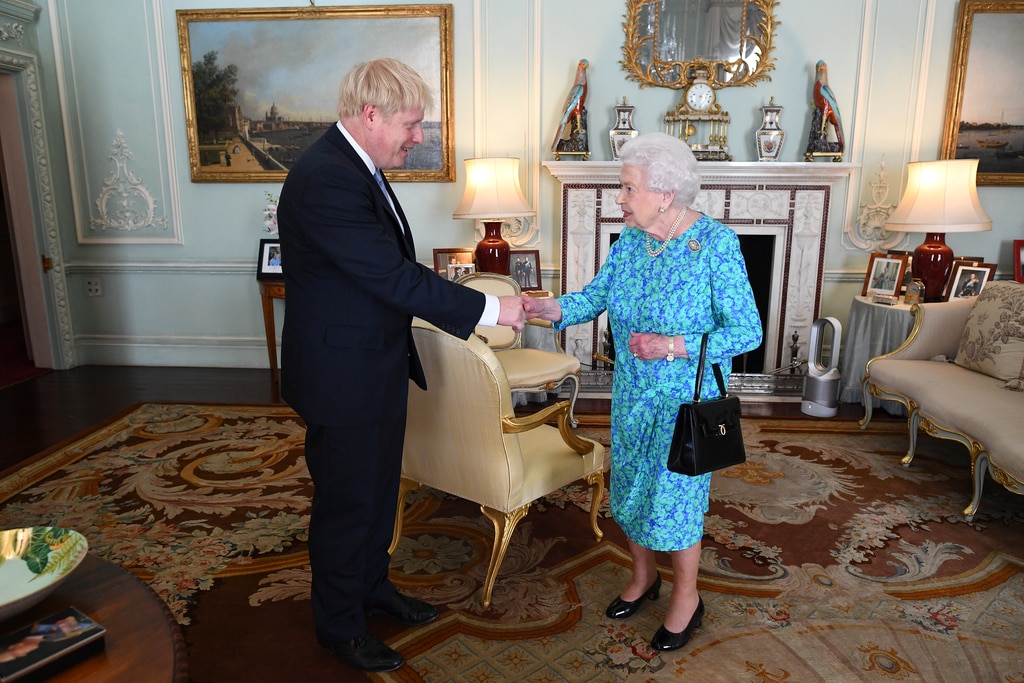 Rainha Elizabeth II lutou contra o câncer ósseo, afirma Boris Johnson