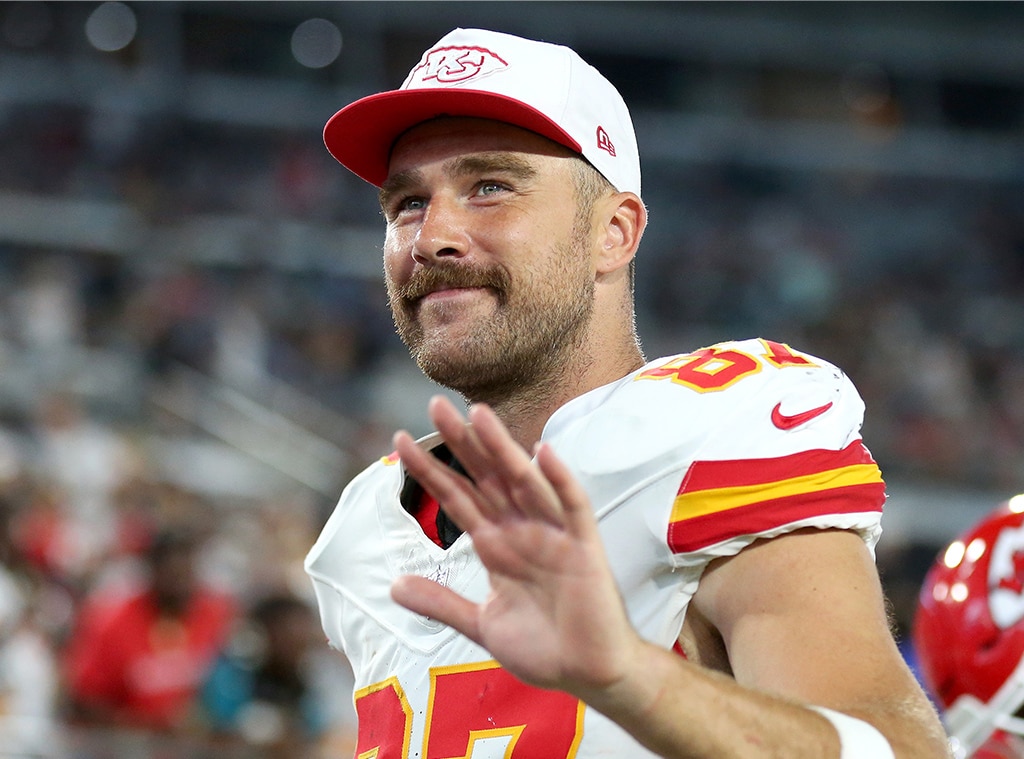 Travis Kelce phản ứng với việc làm nên lịch sử của các thủ lĩnh