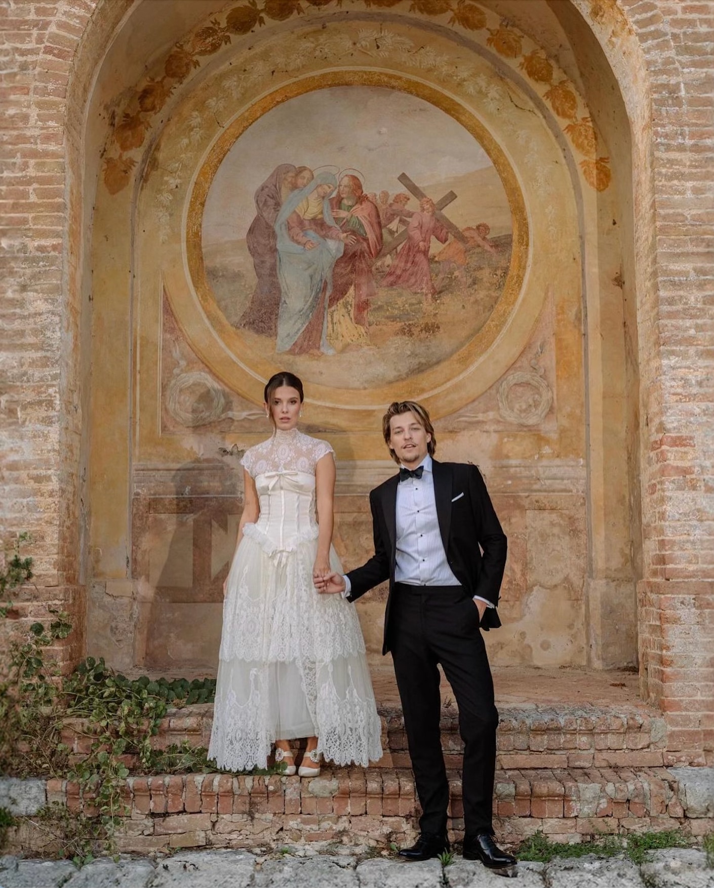 Millie Bobby Brown und Jake Bongiovi teilen einen Blick auf eine Hochzeit in Italien