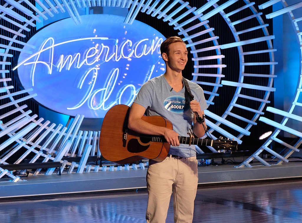 ผู้เข้าประกวด American Idol Benjamin Glaze ถูกจับในข้อหาสื่อลามกอนาจารเด็ก