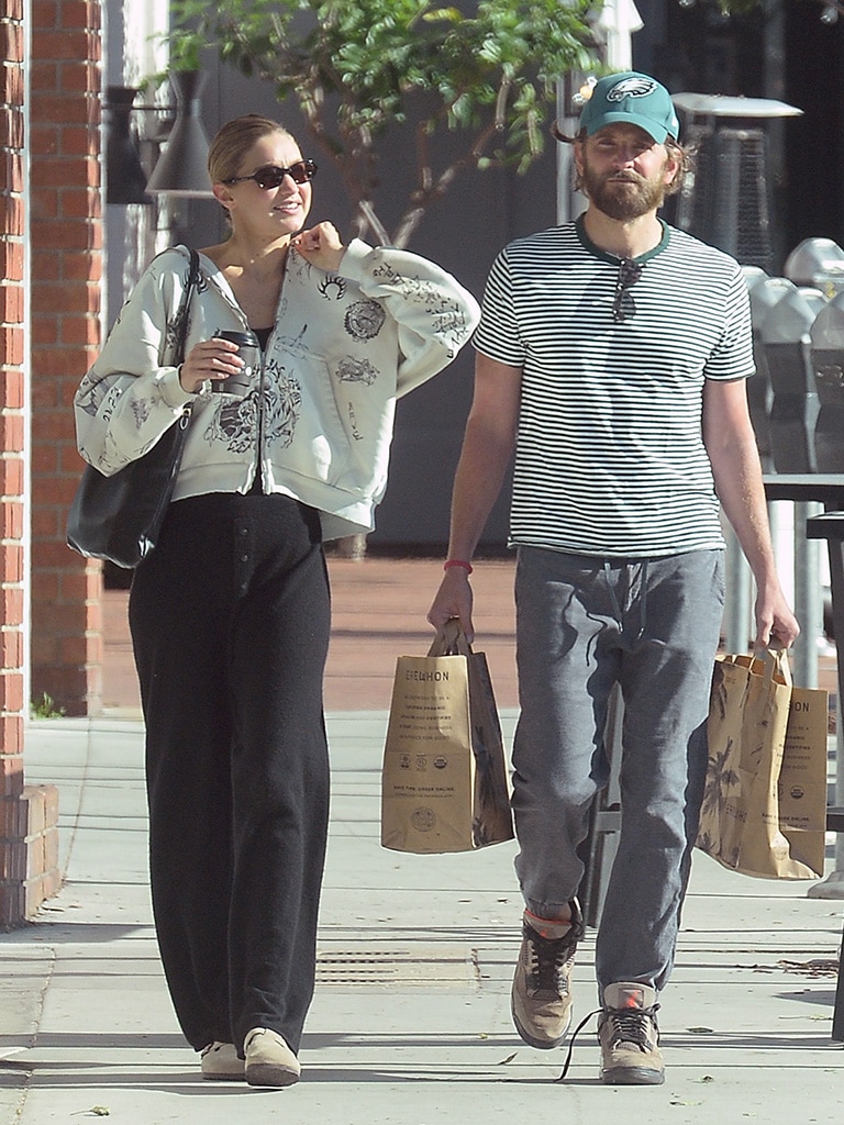 Bradley Cooper ve Gigi Hadid, Romantik Çıkışlarından Bir Yıl Sonra Los Angeles'a Adım Attı