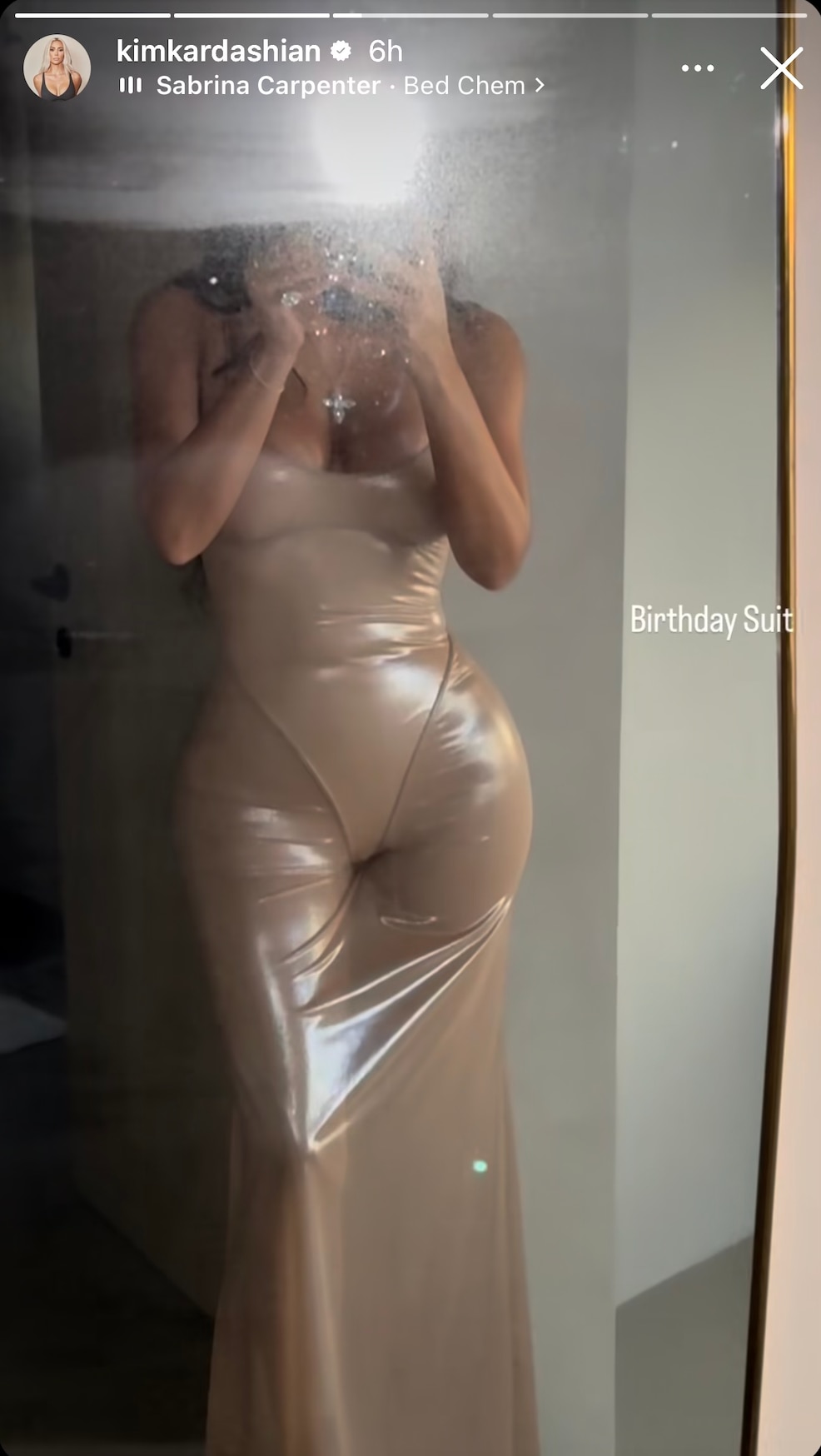 Kim Kardashian posa em seu “terno de aniversário” para seu 44º aniversário