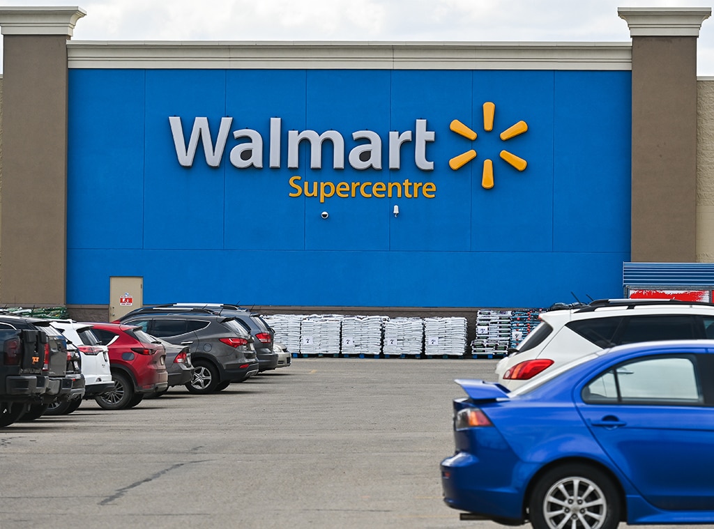 พนักงาน Walmart อายุ 19 ปี พบศพในเตาอบแบบวอล์กอินขนาดใหญ่ที่ร้านค้า