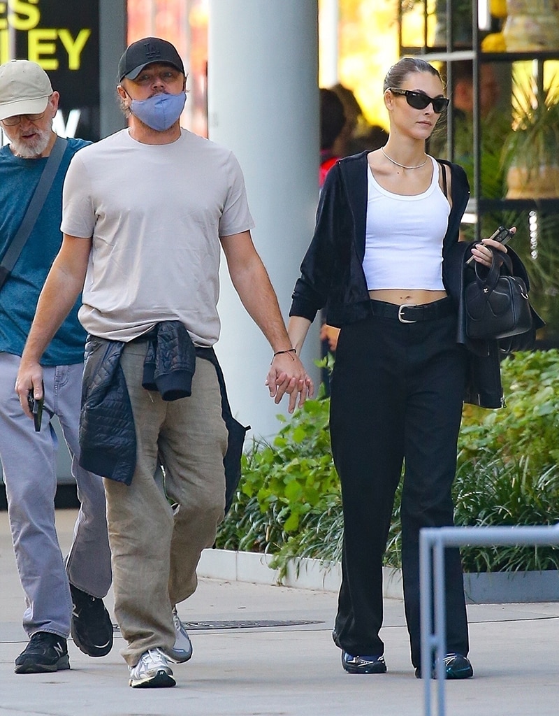 Leonardo DiCaprio & Girlfriend Vittoria Ceretti Hold Hands on NYC Date