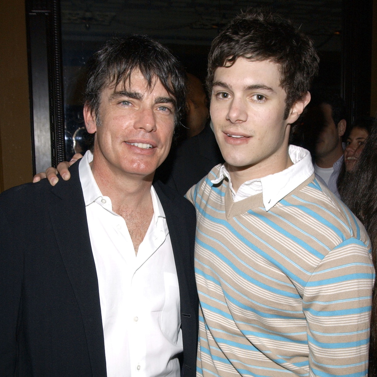 Peter Gallagher จาก The O.C. โต้ตอบกับผลงานยุคฟื้นฟูศิลปวิทยาของ Son Adam Brody ทางทีวี