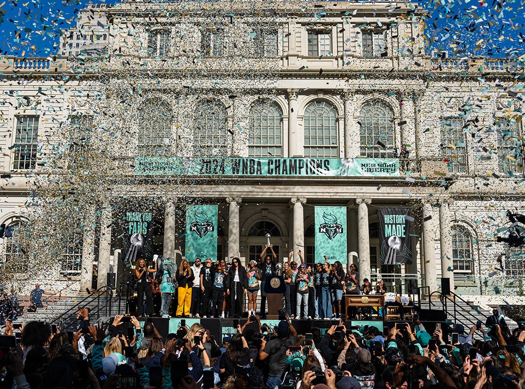 Sabrina Ionescu i inni z drużyny WNBA świętują historyczne zwycięstwo drużyny NY Liberty