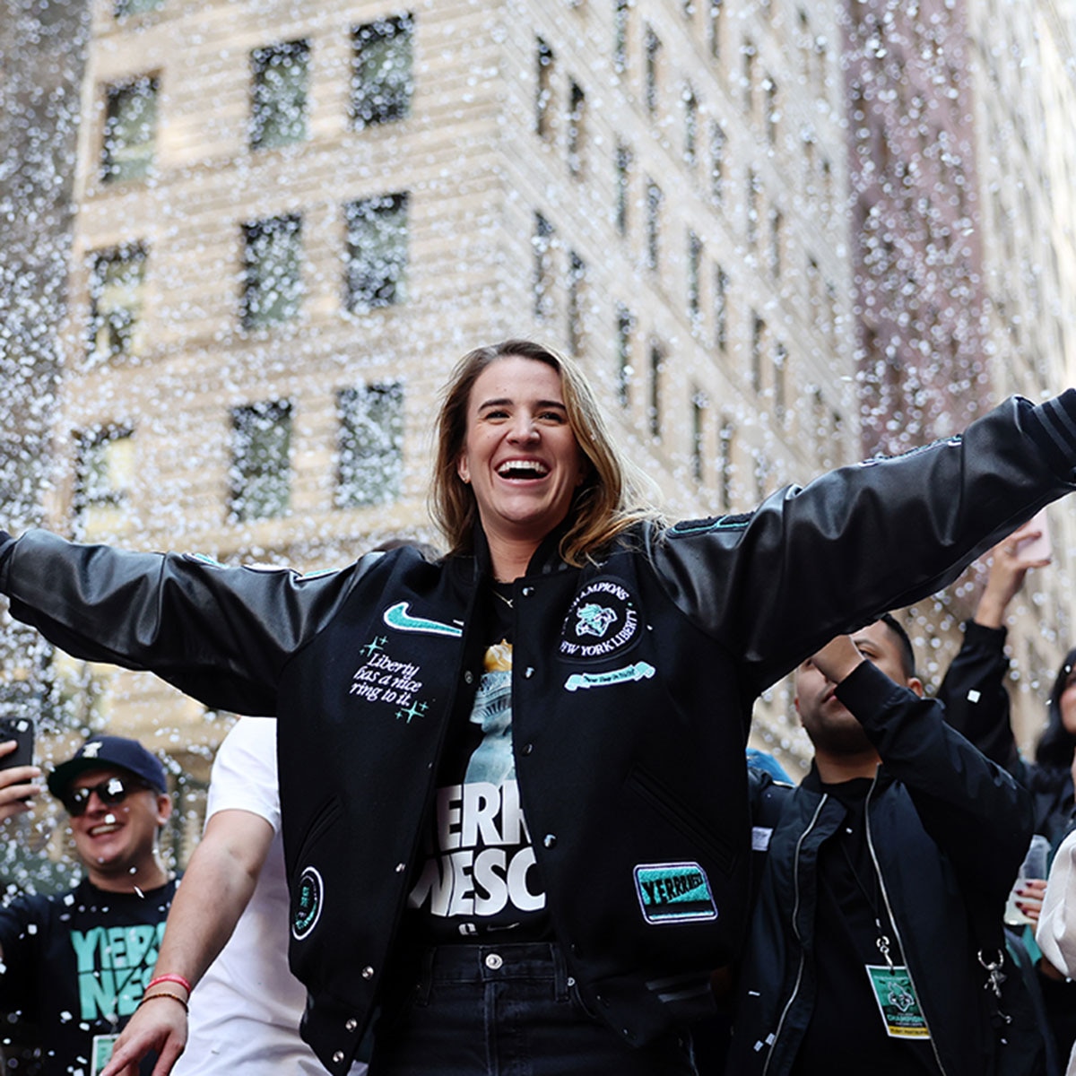 WNBAのサブリナ・イオネスクらがNYリバティの歴史的勝利を祝う