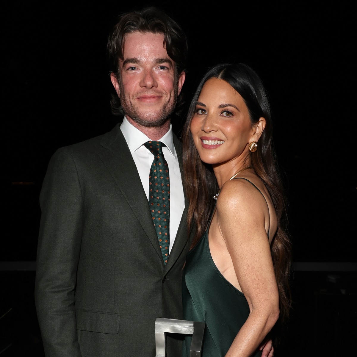 John Mulaney เล่าว่าเขาและ Olivia Munn นำทาง "ช่วงเวลาที่น่ากลัว" อย่างไร