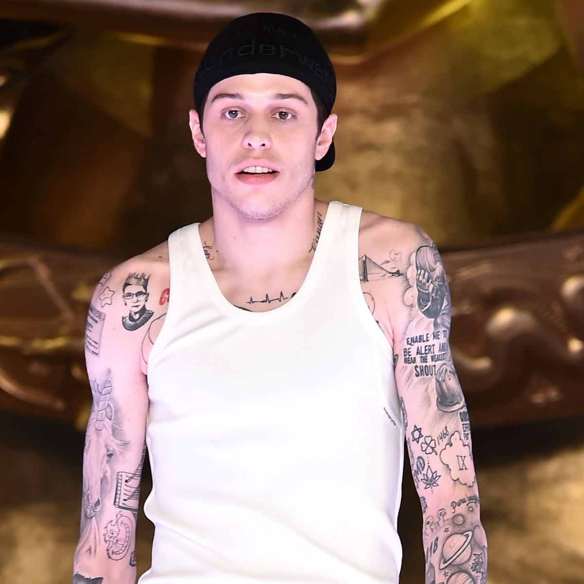 Pete Davidson ujawnia wyniki usuwania dużego tatuażu