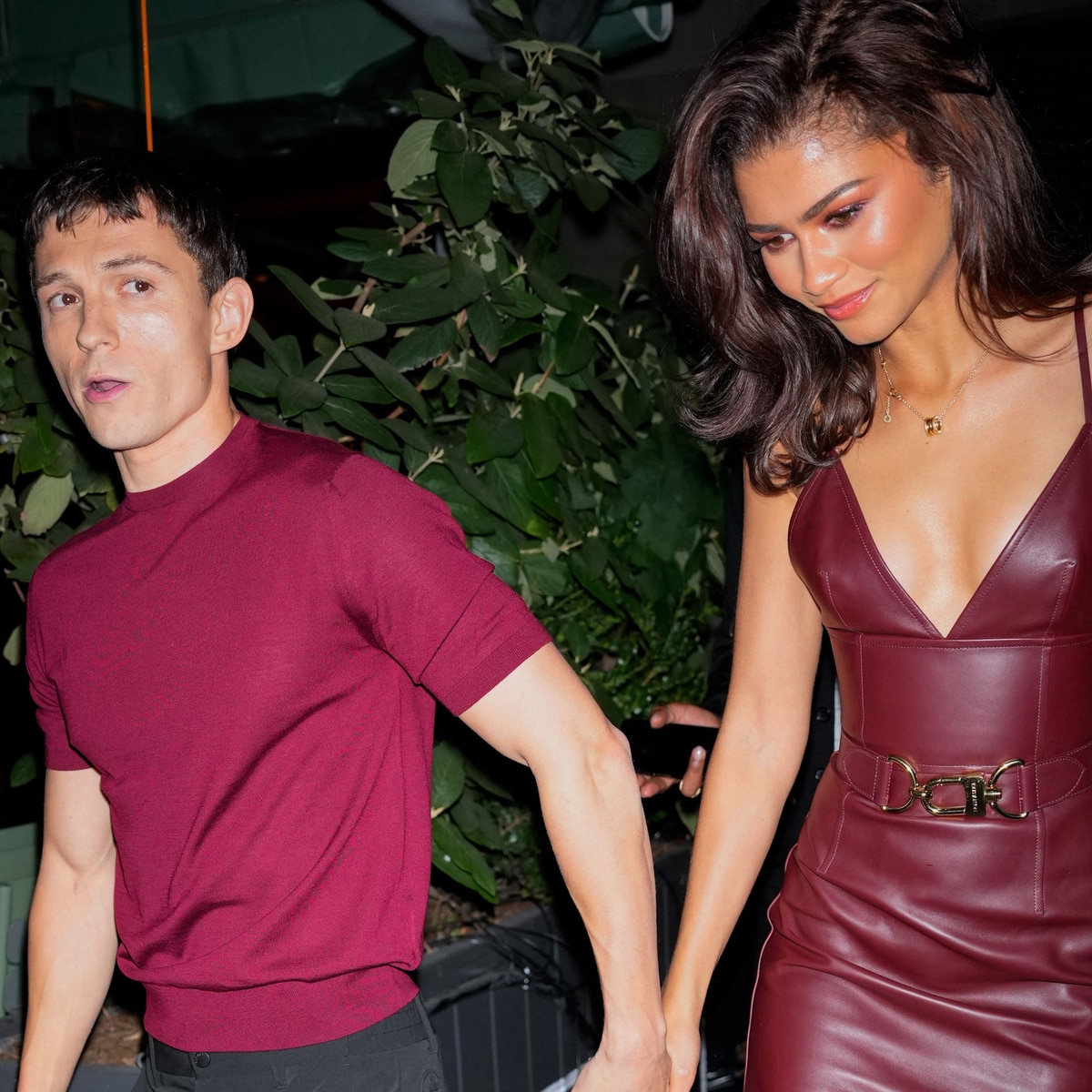 Vea a Tom Holland rescatar a Zendaya del enjambre de paparazzi