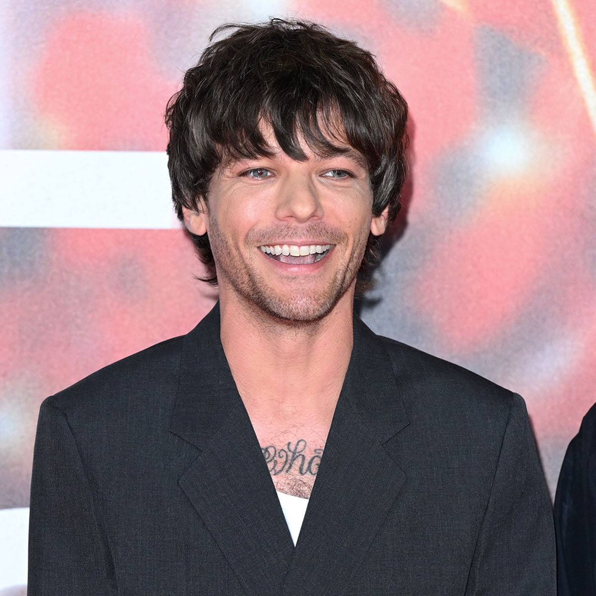 O filho de Louis Tomlinson, Freddie, 8, faz uma rara aparição com a família