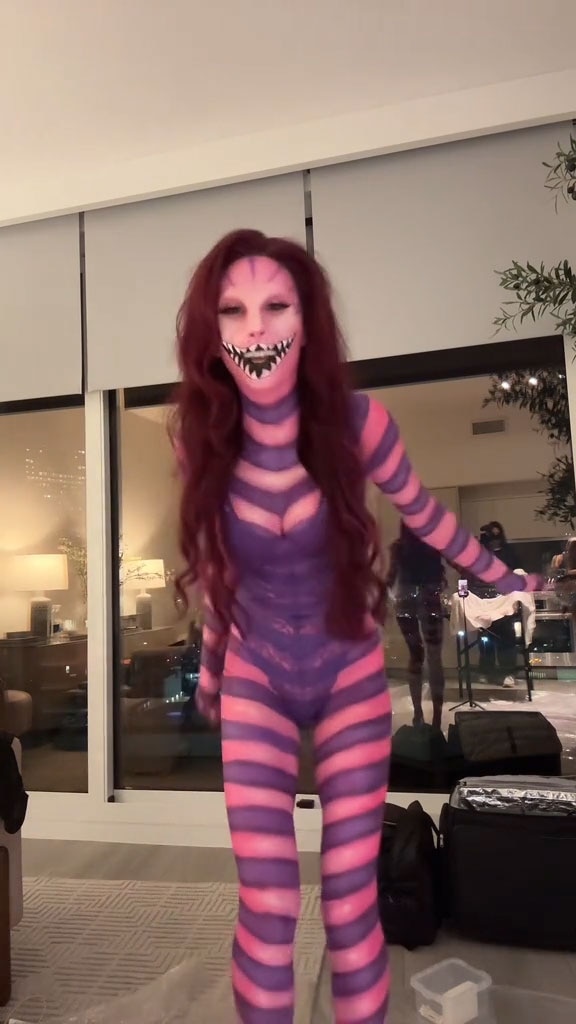 Alix Earle เปิดตัวการแปลงร่างเป็น Cheshire Cat ในวันฮาโลวีน