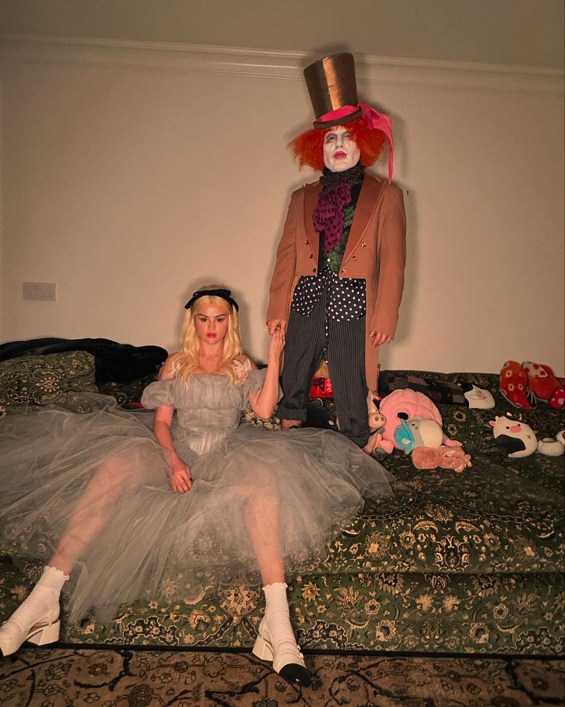 Selena Gomez e Benny Blanco canalizam Alice no País das Maravilhas para o Halloween