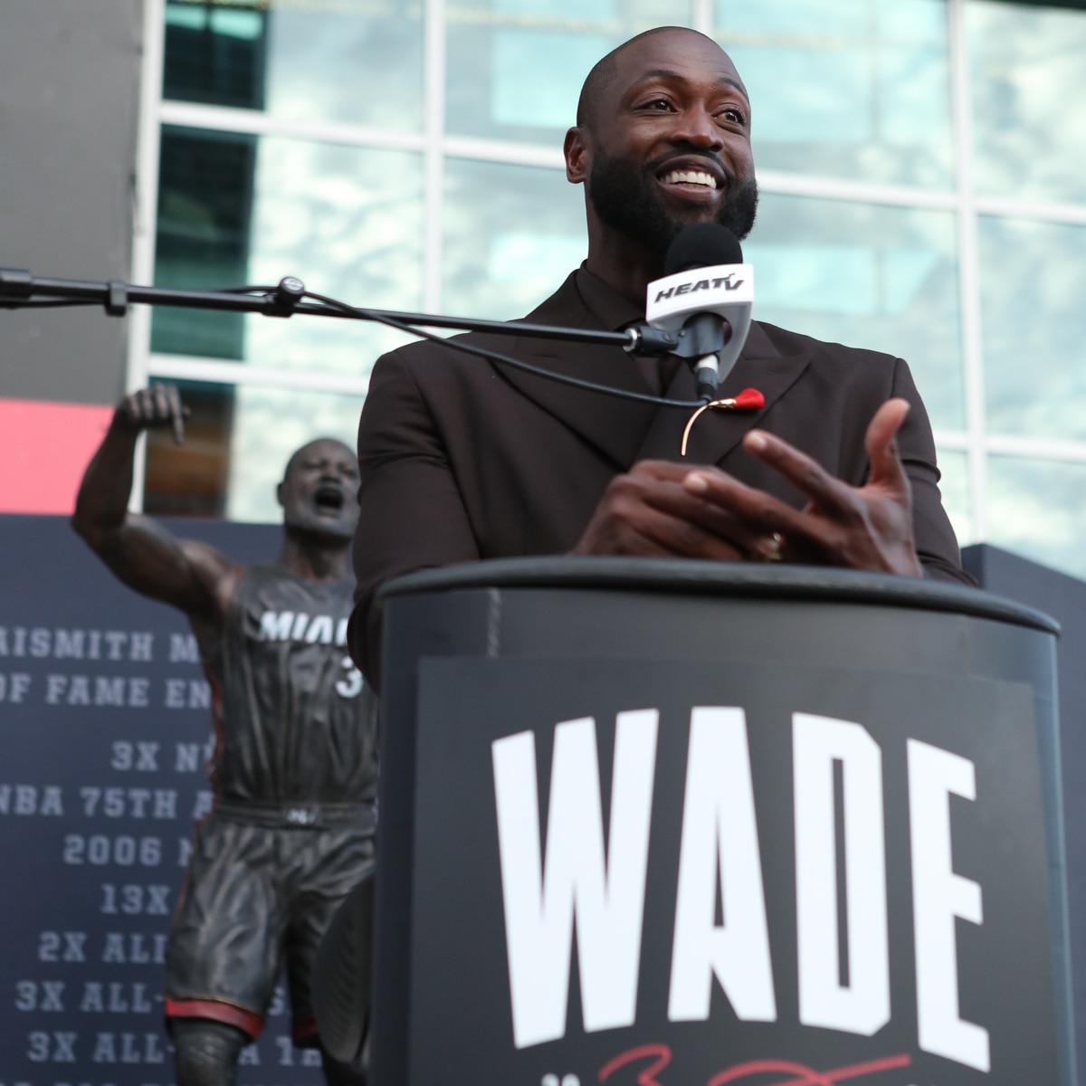 Warum Dwyane Wade-Fans seine Miami Heat-Statue anpreisen