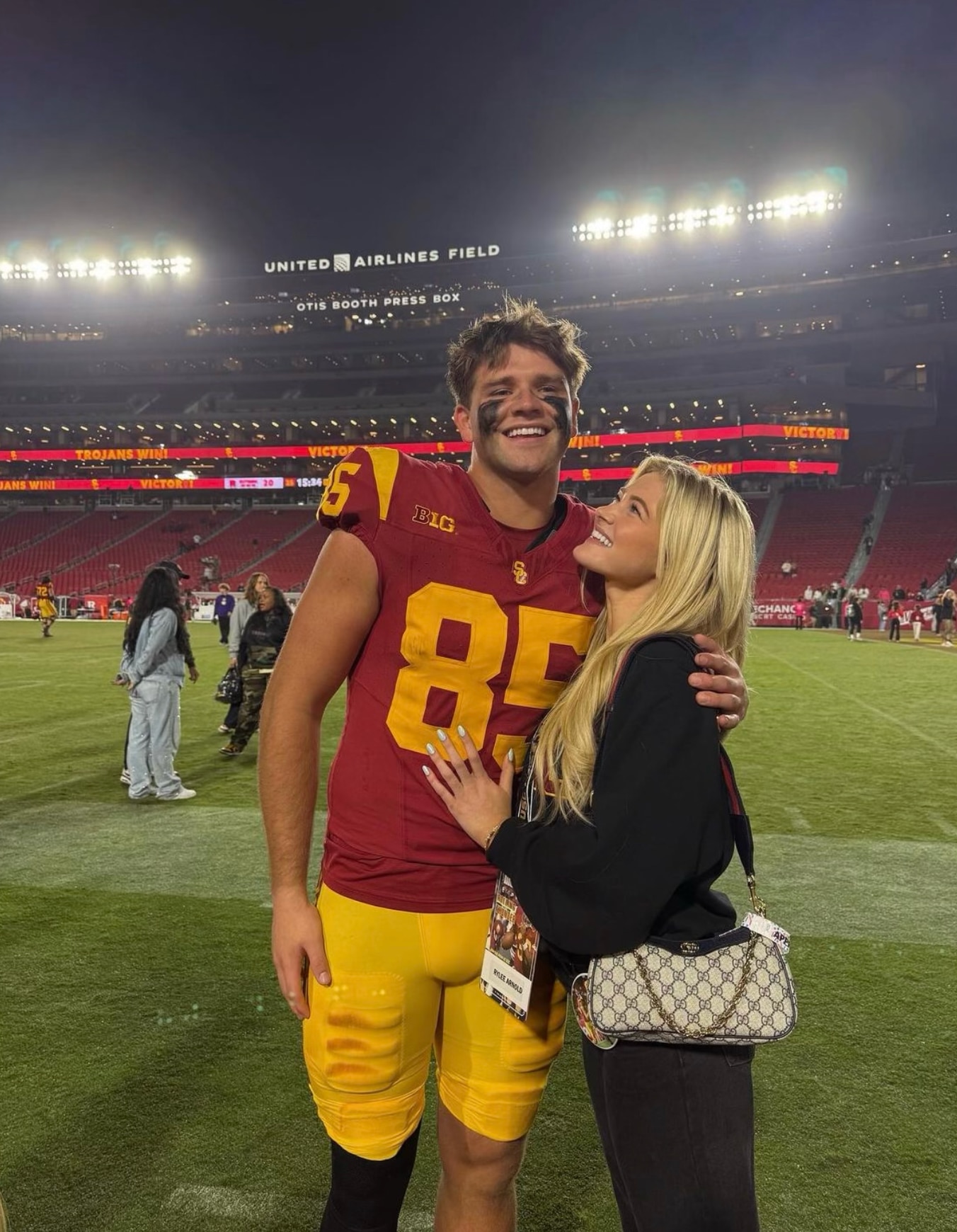 Rylee Arnold da DWTS estreia romance com jogador de futebol da USC