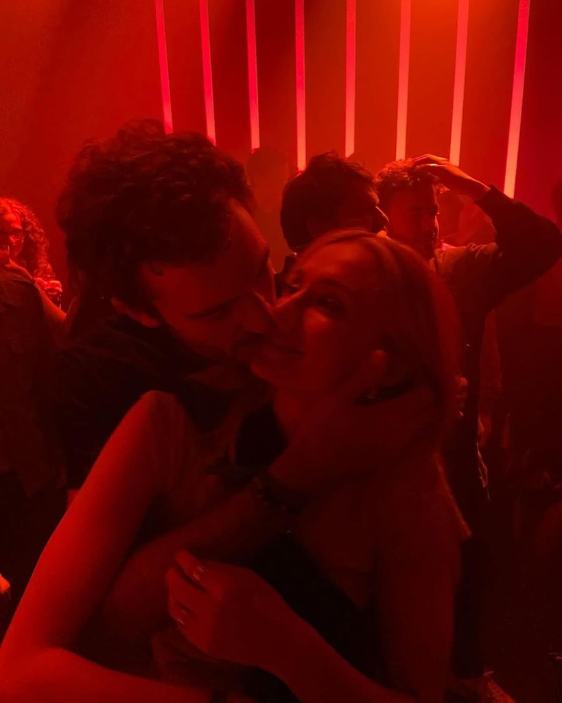 Sophie Turner posta fotos raras de PDA com o namorado Peregrine Pearson