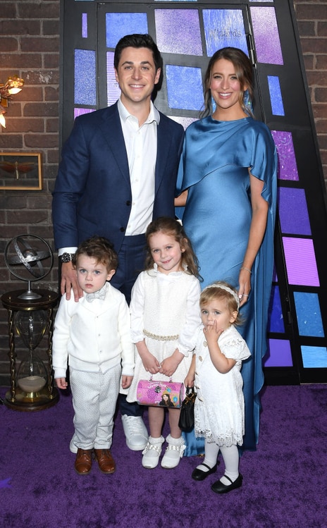 ลูกสาวของ David Henrie ถือกระเป๋าเงิน Selena Gomez ในงาน Wizards Premiere