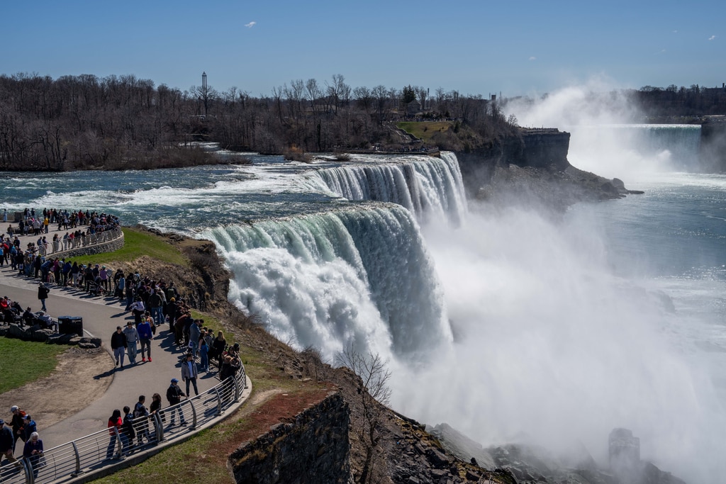 Mãe, filho de 9 anos e bebê de 5 meses morrem após pular nas Cataratas do Niágara