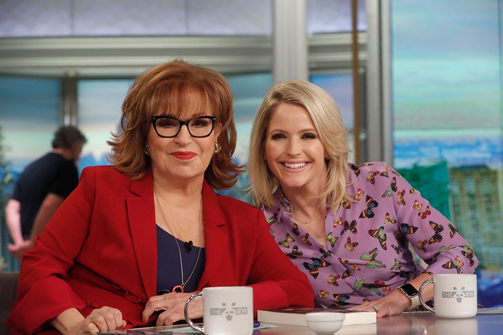 Joy Behar surpreende Sara Haines com uma pergunta sobre relacionamento no The View