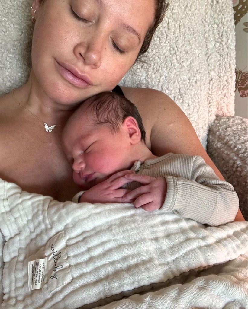 Ashley Tisdale gibt einen ersten Blick auf das 1 Monat alte Baby Emerson