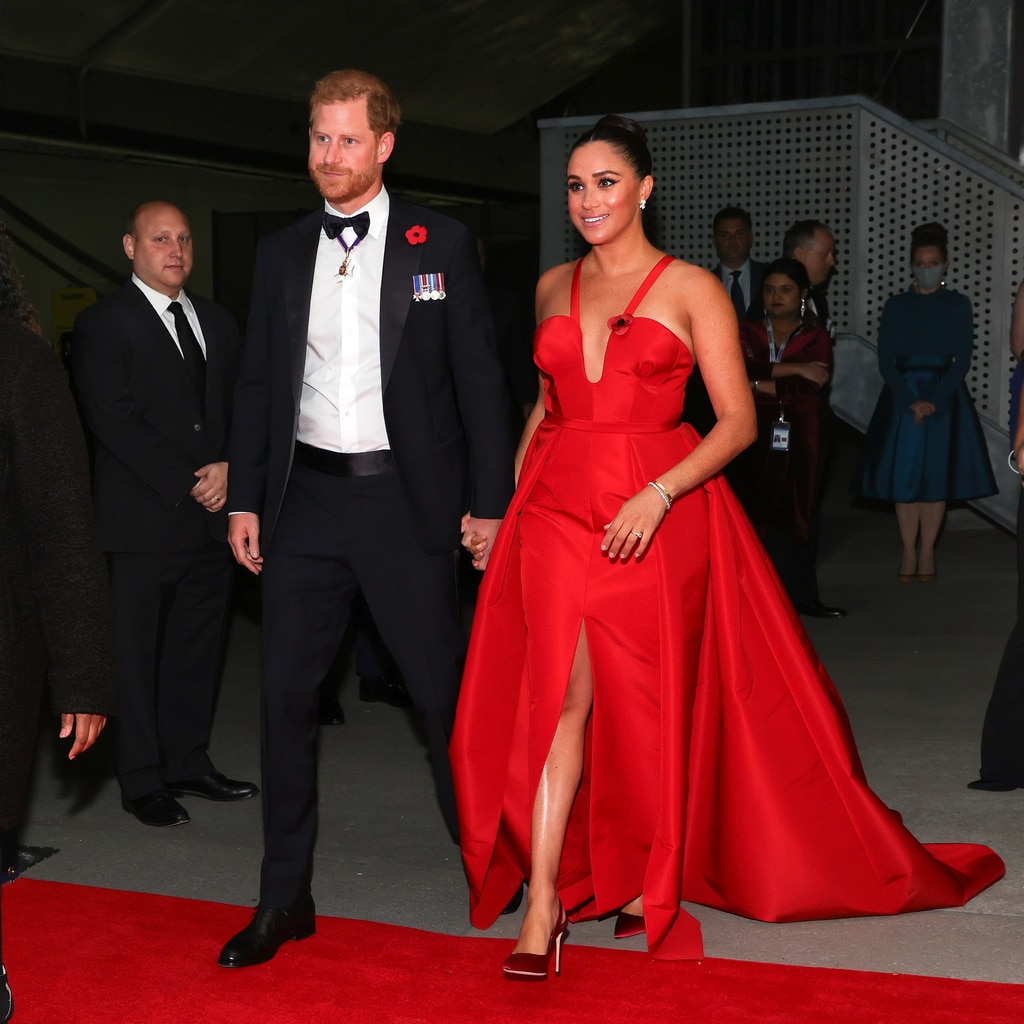 Meghan Markle zieht bei Überraschungsauftritt im roten Kleid alle Blicke auf sich