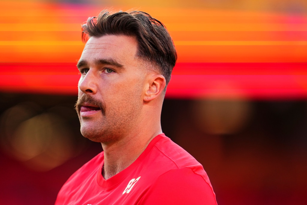 O novo cabelo de Travis Kelce dos anos 90 no Chiefs Game dividiu a Internet