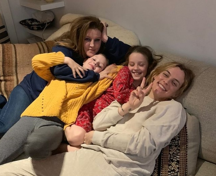 Riley Keough compartilha fotos raras de irmãs gêmeas mais novas