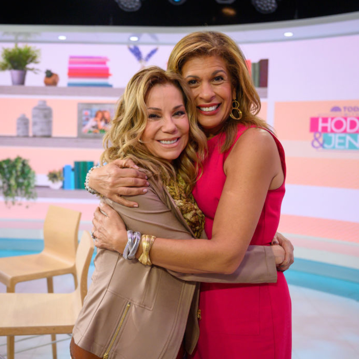 Kathie Lee Gifford Surprises Hoda Kotb With Heartwarming Reunion on Her Final Today Show - E! Online