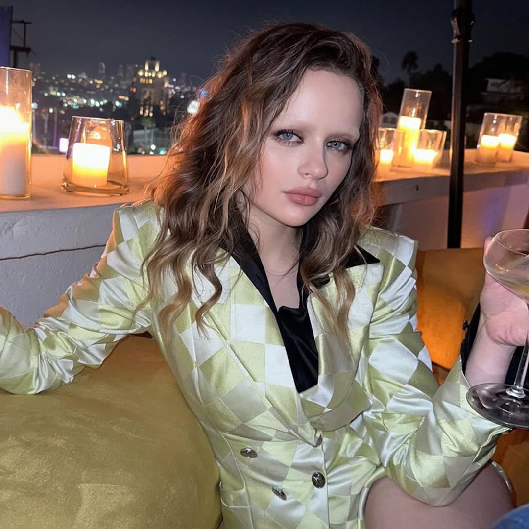 Joey King Defends Her “Weird” Bleached Eyebrows Look Joey King Defends Her “Weird” Bleached Eyebrows Look