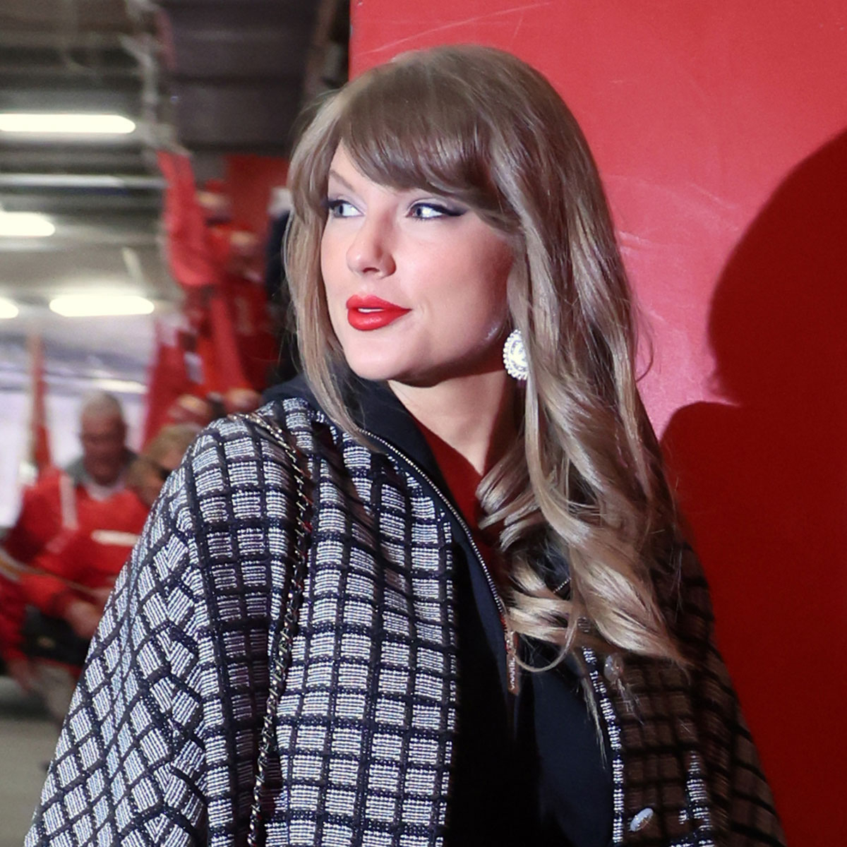 Taylor Swift Proves She’s Travis Kelce’s Biggest Fan at Chiefs Game