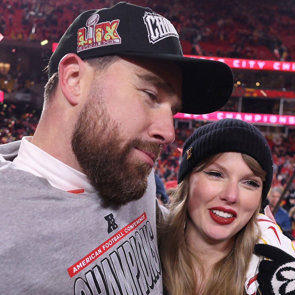 Taylor Swift and Travis Kelce Celebrate on Field After Chiefs Advance to Super Bowl - E! Online