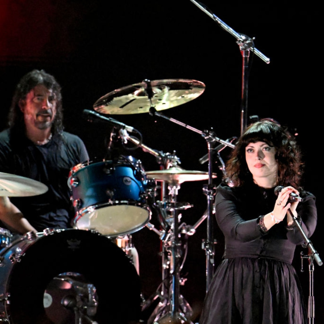 Dave Grohl Puts on United Family Front 4 Months After Infidelity, Baby Revelation – E! Online Dave Grohl Puts on United Family Front 4 Months After Infidelity, Baby Revelation – E! Online