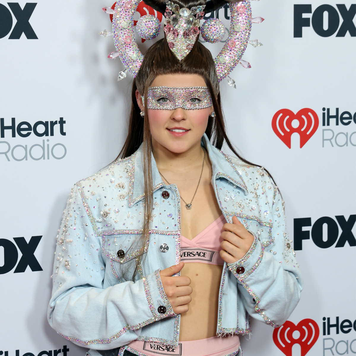 JoJo Siwa menjelaskan topi baja besarnya di iHeartRadio Music Awards