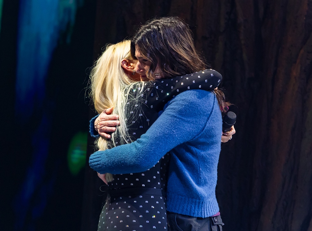 Kristin Chenoweth de Wicked surprend Idina Menzel lors de sa représentation à Broadway de Redwood et le duo chante For Good.