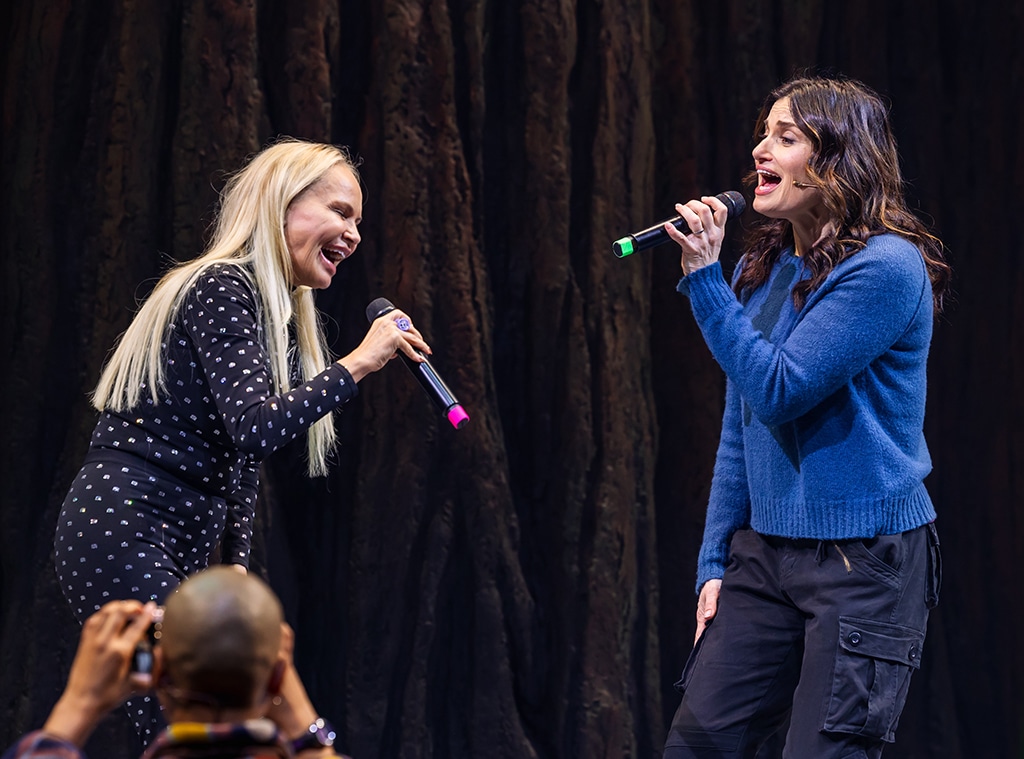 Kristin Chenoweth de Wicked surprend Idina Menzel lors de sa représentation à Broadway de Redwood et le duo chante For Good.
