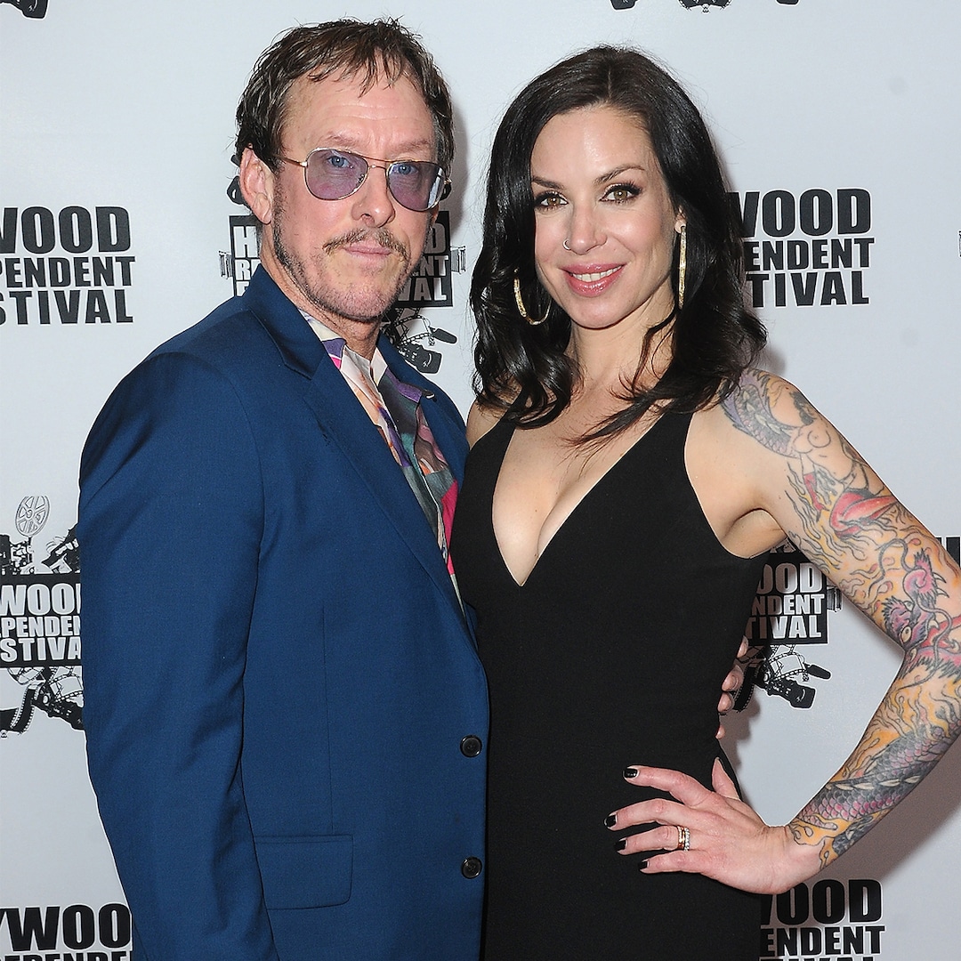 Weezer Bassist Scott Shriner’s Wife Jillian Lauren Shot During Police Chase Weezer Bassist Scott Shriner’s Wife Jillian Lauren Shot During Police Chase